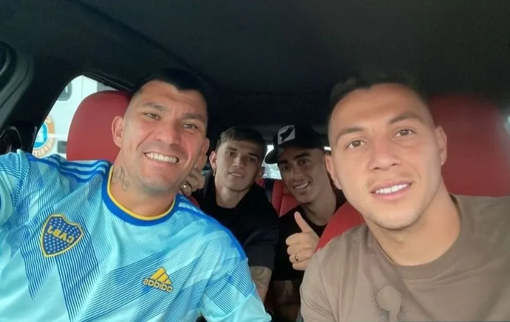 Gary Medel con la camiseta de Boca y detrás el Pumita Rodríguez