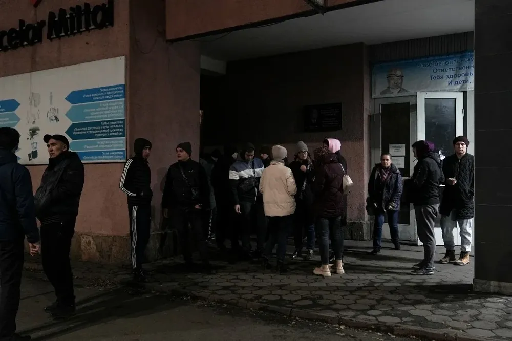 Familiares de los trabajadores se reunieron frente a las oficinas de la mina a la espera de noticias.