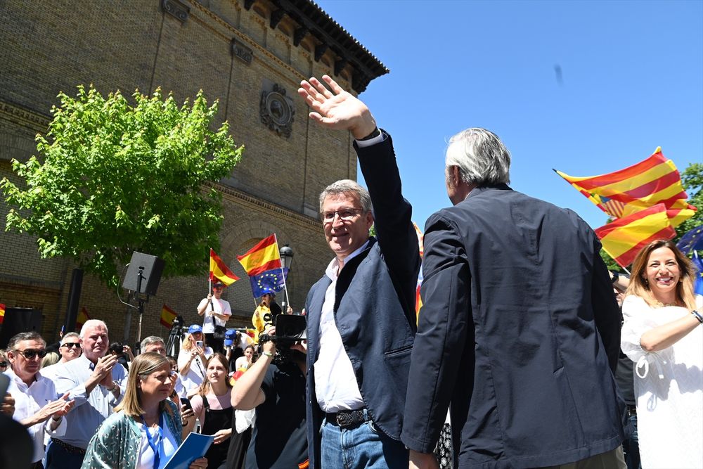 Alberto Núñez Feijóo y el presidente del PP de Aragón y presidente de Aragón, Jorge Azcón, en un acto de campaña