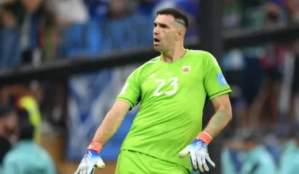 Dibu Martínez regresa al país donde es más odiado.