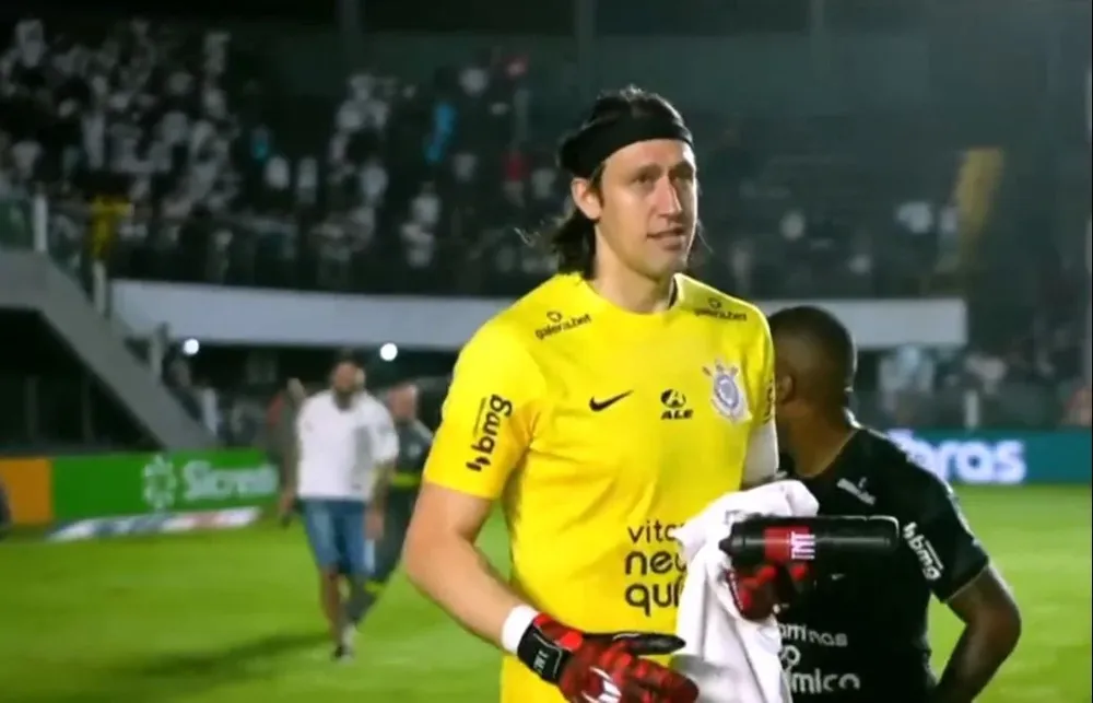 Cassio y el hincha que quiso agredirlo por la espalda