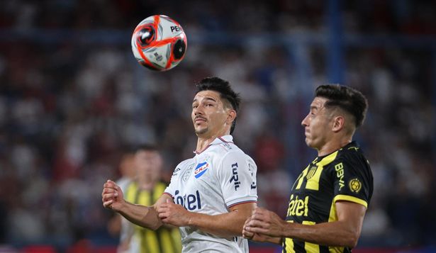 Gastón Togni de Peñarol ante Maximiliano Silvera de Nacional por el Torneo Apertura