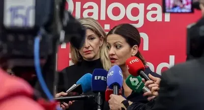 a ministra de Juventud, Sira Rego (IU), junto a la líder de Sumar, la vicepresidenta Yolanda Díaz