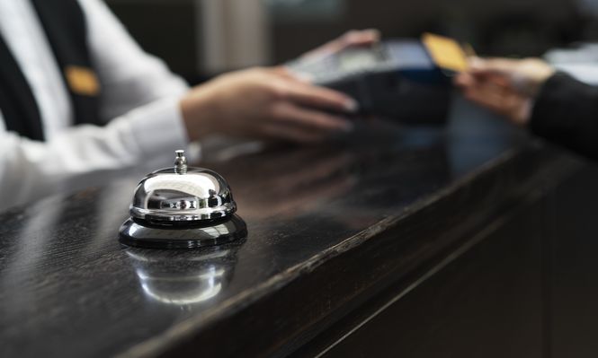 Los conserjes bilingües son responsables de atender solicitudes especiales de los huéspedes, como reservaciones y transporte.