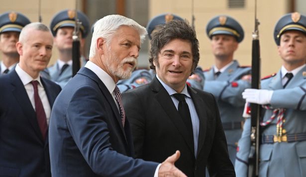 El presidente checo, Petr Pavel, recibe a su par argentino