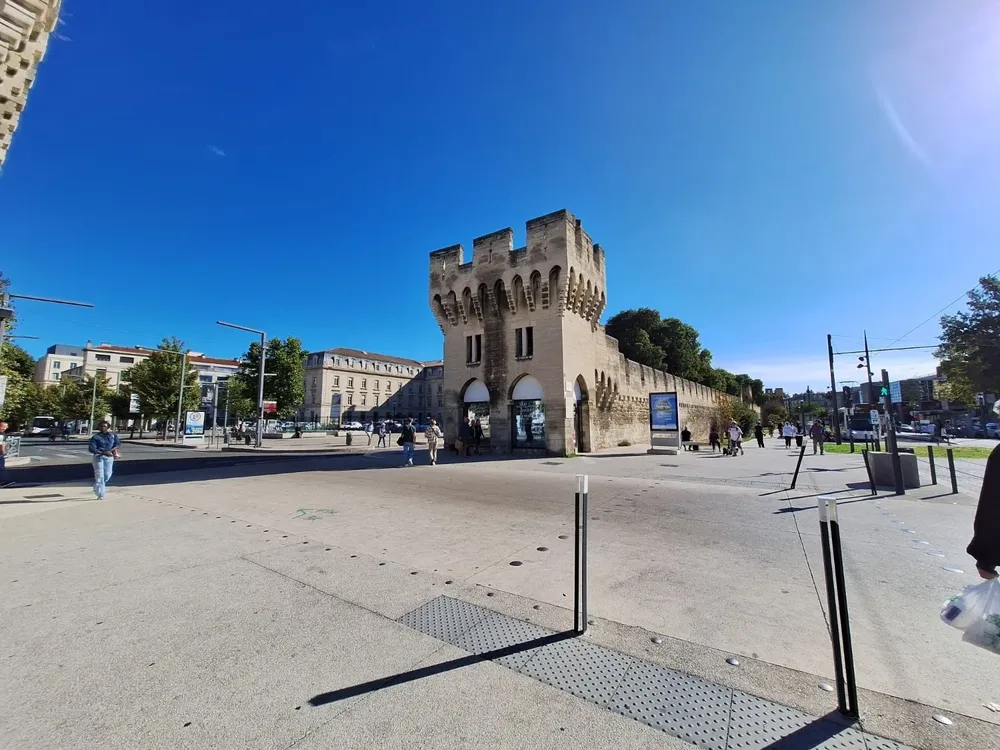 Postales de Avignon, la casa de Los Teros en Francia