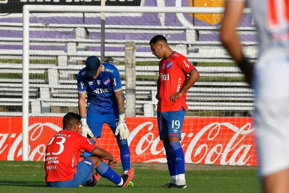 Polenta se lesionó en Nacional y pidió el cambio