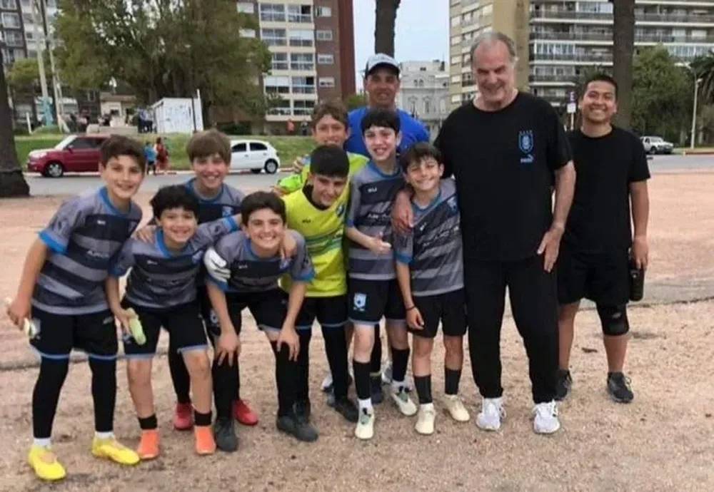 Marcelo Bielsa con la categoría Sub 12 de Estrella del Sur