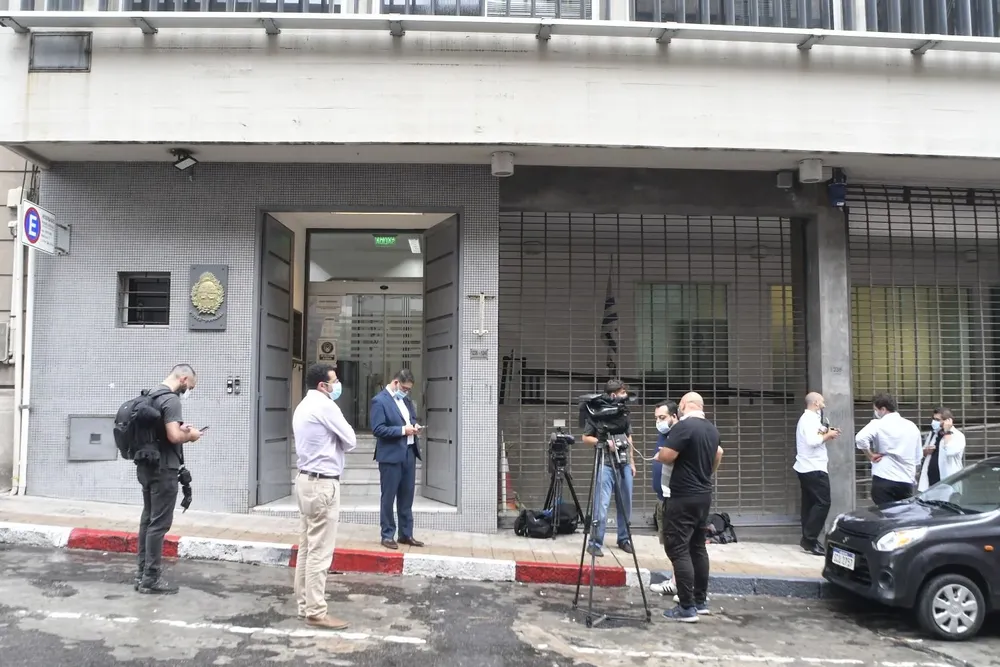 Prensa fuera de la audiencia del caso