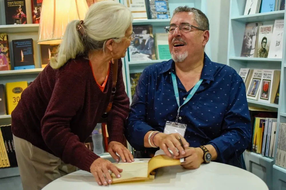 El sociólogo de izquierda Bernardo Arévalo irá a balotaje para enfrentar a la socialdemócrata Sandra Torres