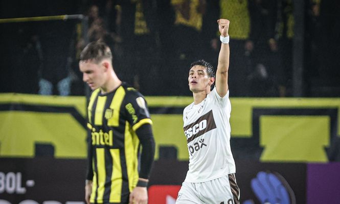 Franco Zapiola celebra el segundo gol de Platense contra Peñarol