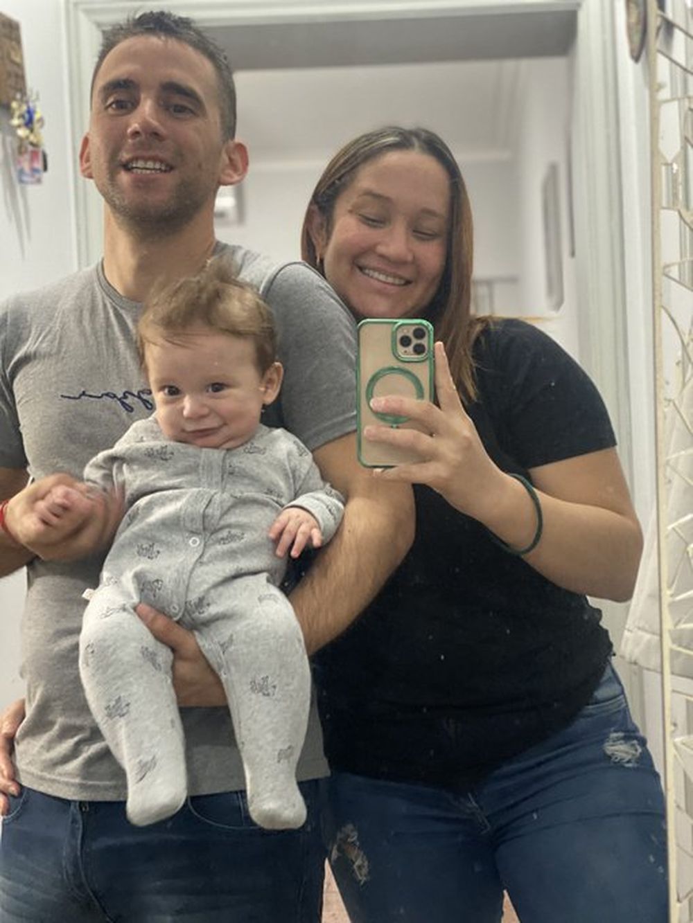 Nahuel Gallo junto a su esposa.