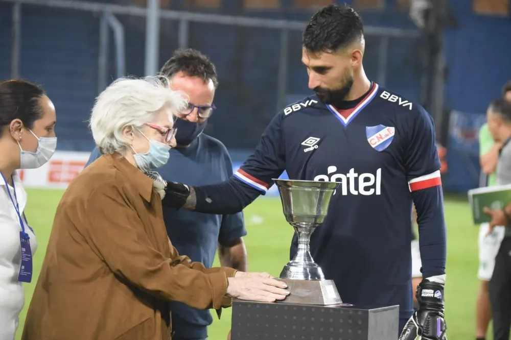 La hija de Atilio García, Mabel, en el Gran Parque Central, donde entregó el trofeo que llevó el nombre de su padre