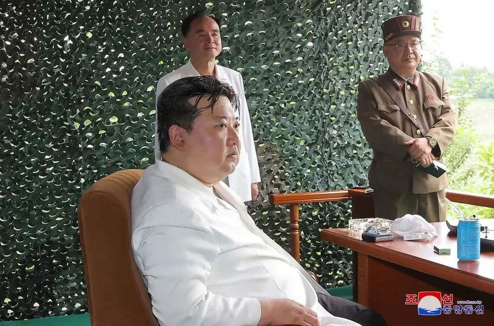 El líder norcoreano Kim Jong Un observa el lanzamiento del misil Intercontinental