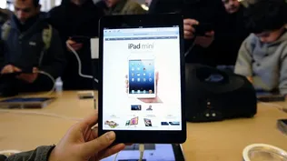 Inglaterra- Varios clientes prueban la nueva tableta de Apple, iPad mini, en una tienda de la firma en Londres