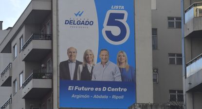 Cartelería política colocada en un edificio. (Archivo)