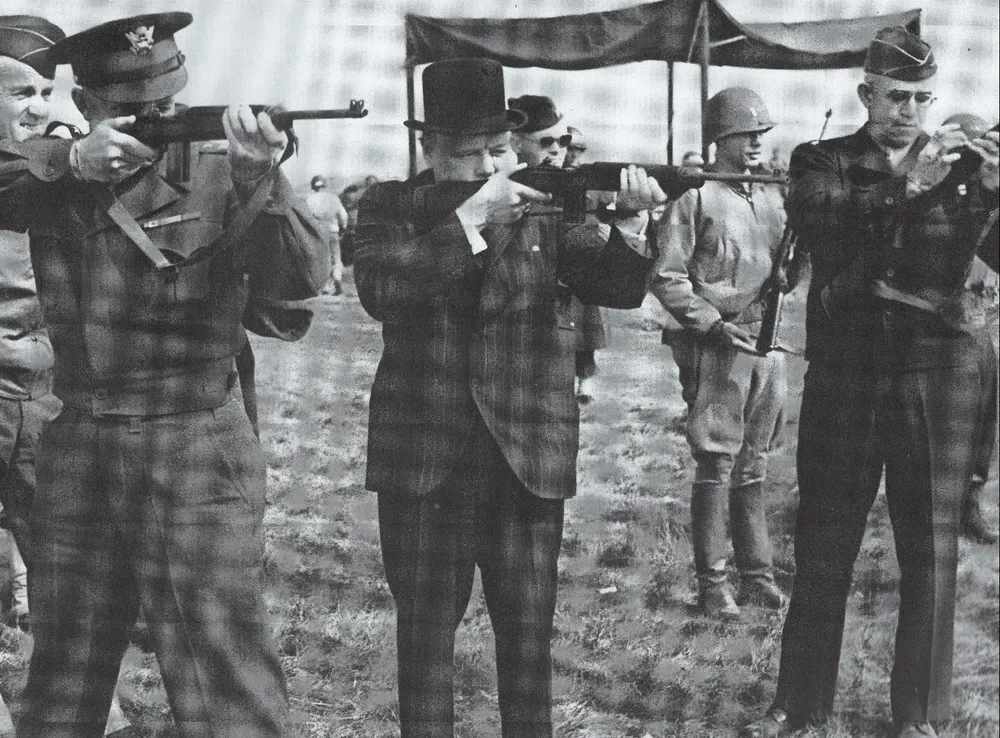 Dwight Einsenhower, Winston Churchill y Omar Bradley tiran al blanco con carabinas M-1 poco antes del Día D
