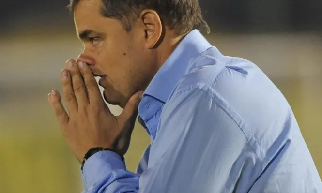 Aguirre sufre con el partido