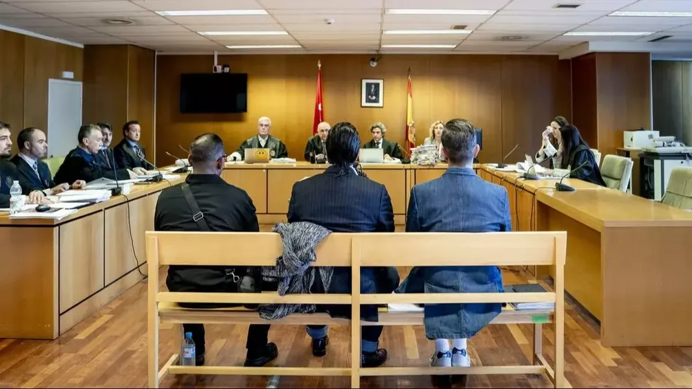 l bailaor Rafael Amargo y su exproductor Eduardo de los Santos se sientan en el banquillo en el juicio que ha arrancado en la Audiencia Provincial de Madrid