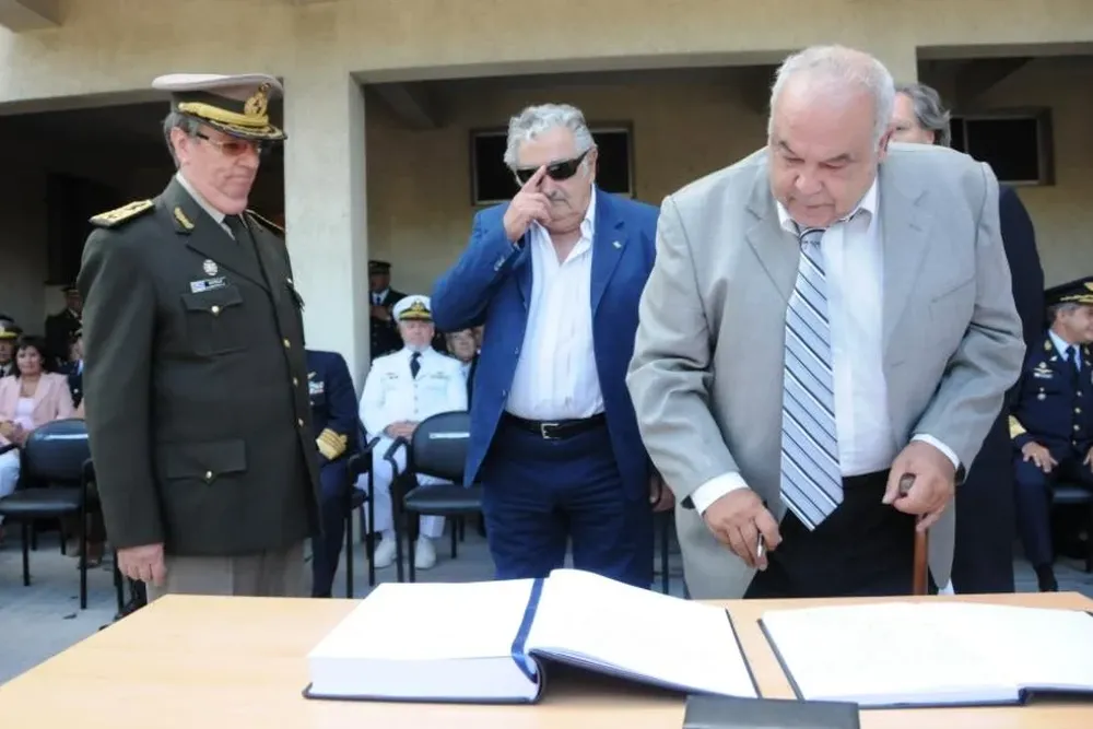 Castellá, Mujica y Fernández Huidobro, en la asunción de Castellá como jefe del Estado Mayor de la Defensa, el 1º de febrero de 2012