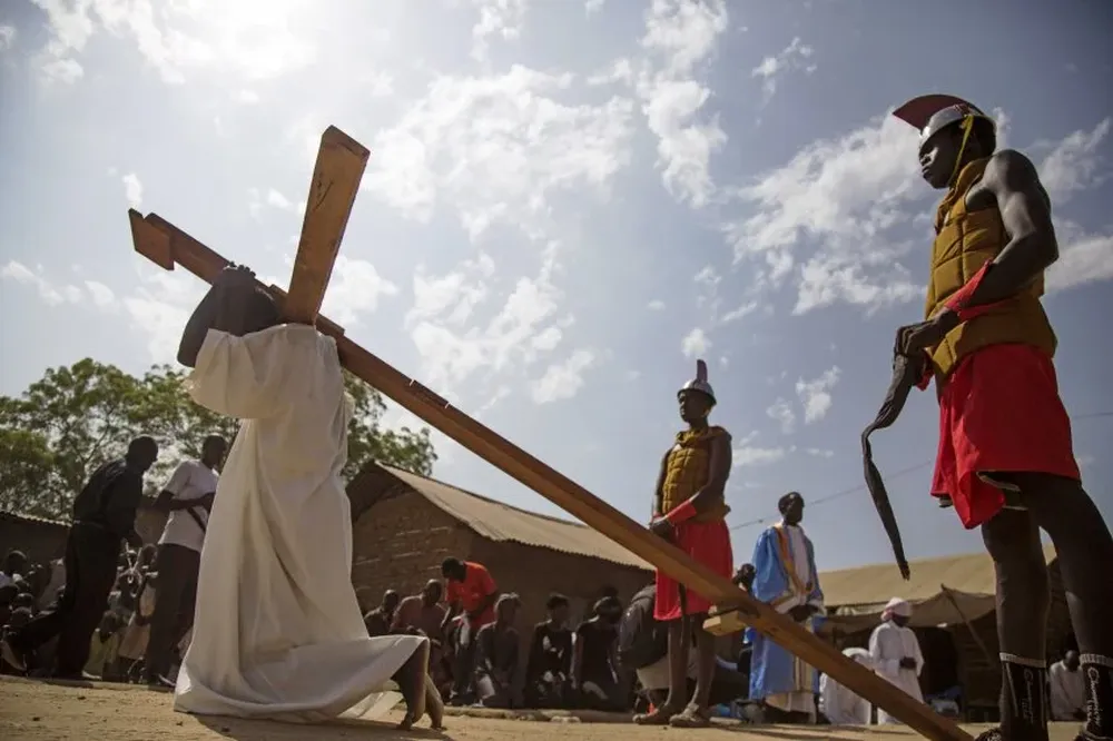 Un actor , interpretando a Jesús, leva la cruz durante la procesión del Viernes Santo en Sudán del Sur.
