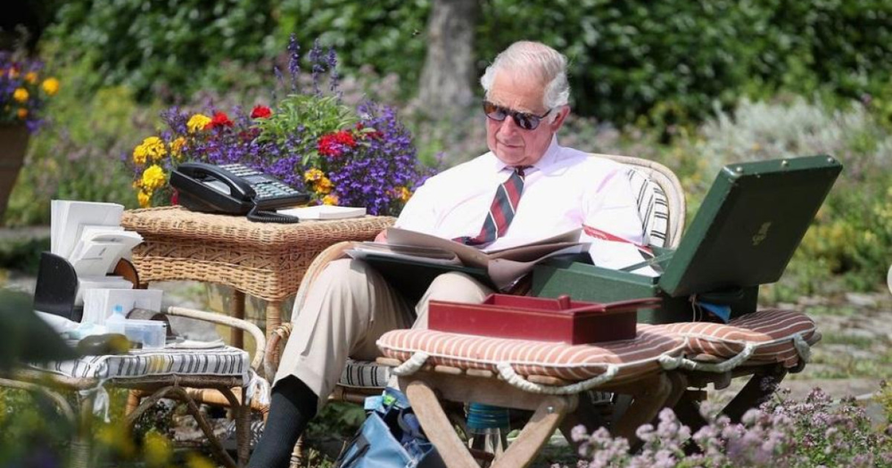 El rey Carlos III en uno de sus momentos libres en el jardín de Highgrove.