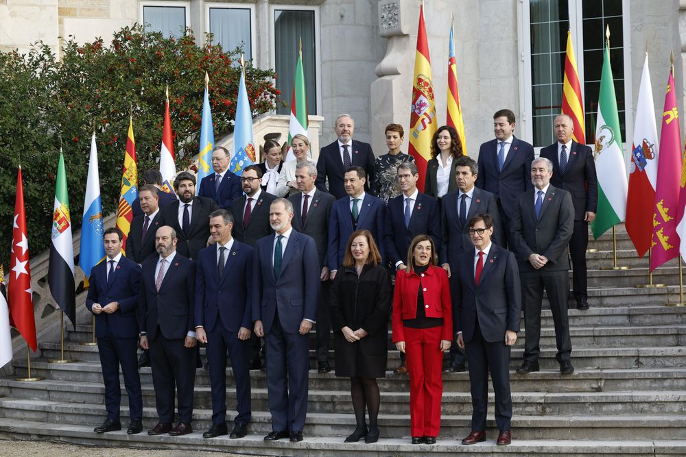 El rey Felipe VI y Pedro Sánchez en la foto de familia en la XXVII Conferencia de Presidentes de las comunidades autonómicas. EFE