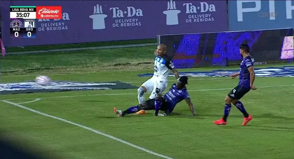 La fractura de Ake Loba cuando fue a marcar a Emanuel Gularte