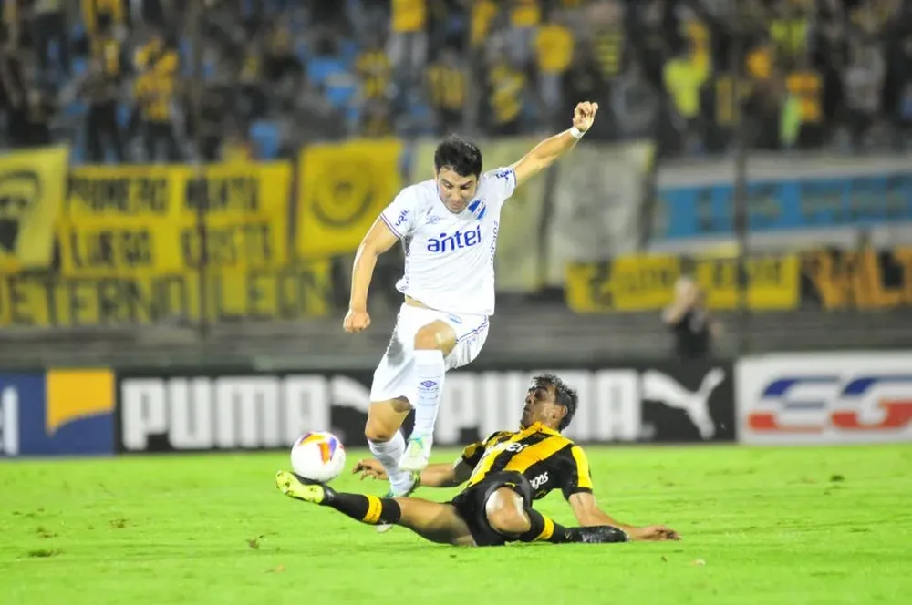 Jorge Fucile y Diego Ifrán