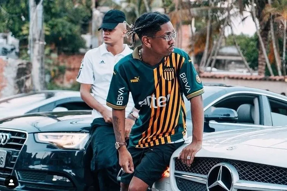 PL Quest, el rapero brasileño con la camiseta de Peñarol