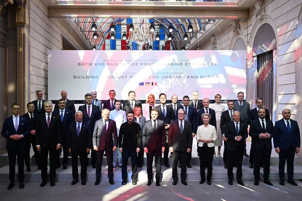 Los jefes de Estado y de Gobierno en la cumbre de París convocada por Emanuele Macron. EFE