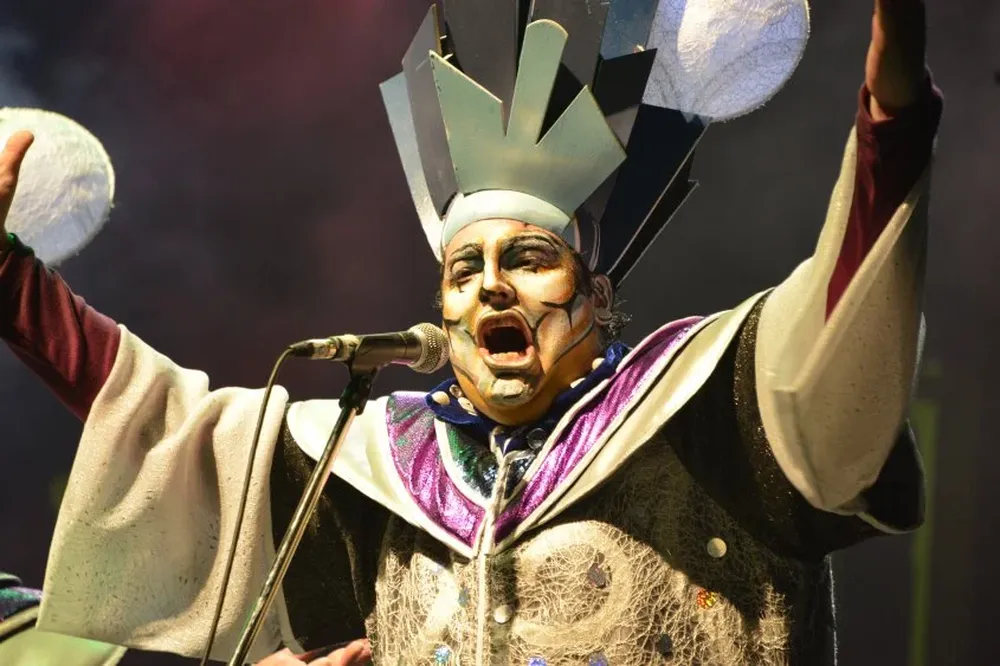 Uno de los integrantes de Diablos Verdes en la actuación en el Teatro de Verano.