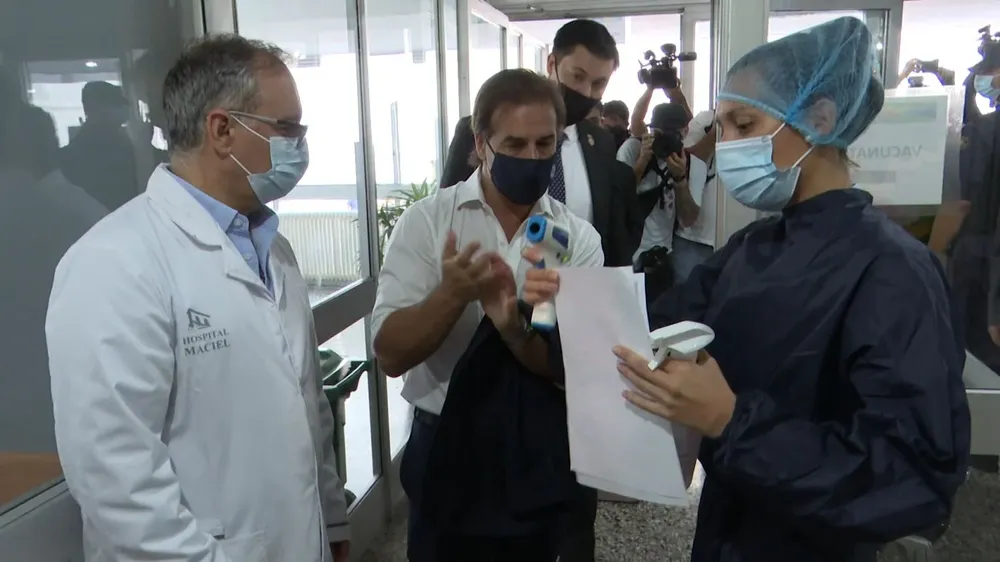 El presidente Luis Lacalle Pou el día que fue a vacunarse al hospital Maciel