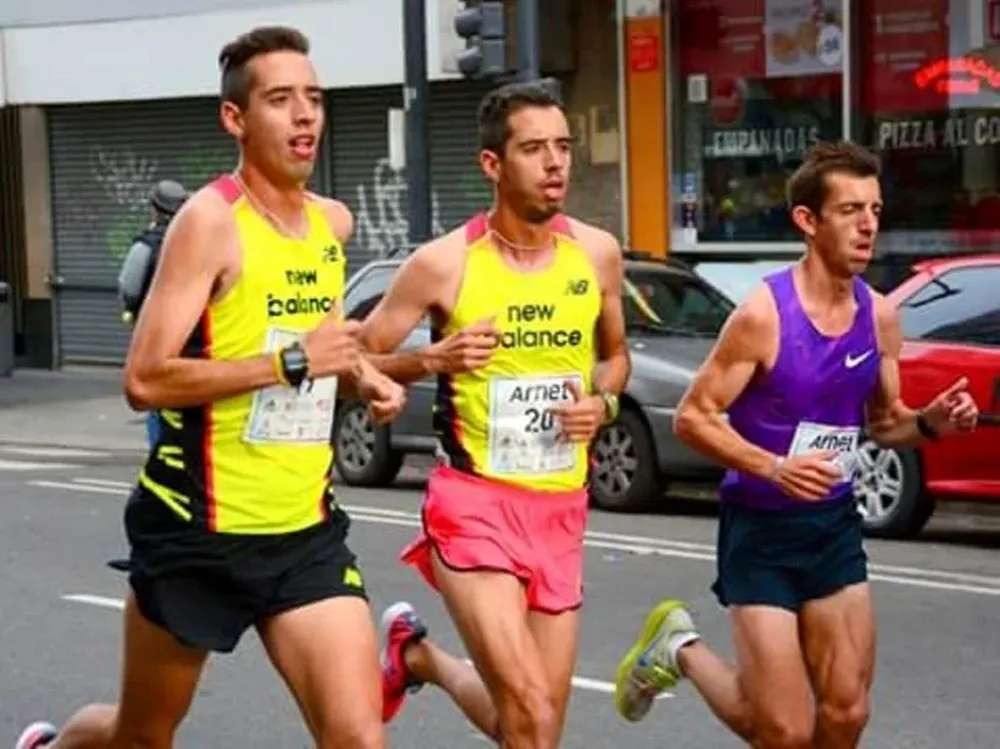 Los hermanos Cuestas -de amarillo- corrieron juntos en Buenos Aires