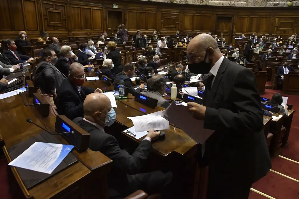 Tras positivos en Diputados, recomiendan aislamiento a quienes hayan participado de interpelación a Arbeleche