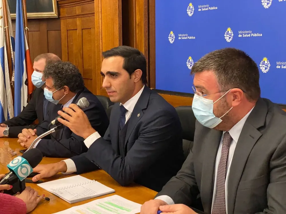 Satdjian junto a autoridades del Ministerio de Economía y la Junasa en conferencia de prensa