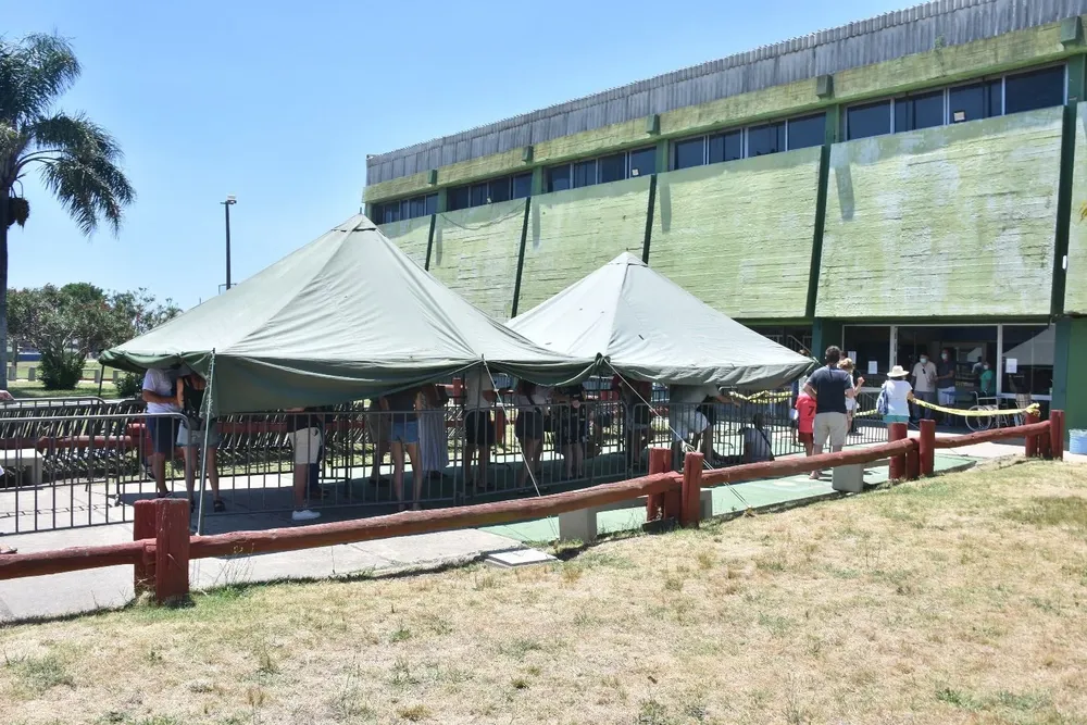 Fila de extranjeros para vacunarse en el Campus de Maldonado