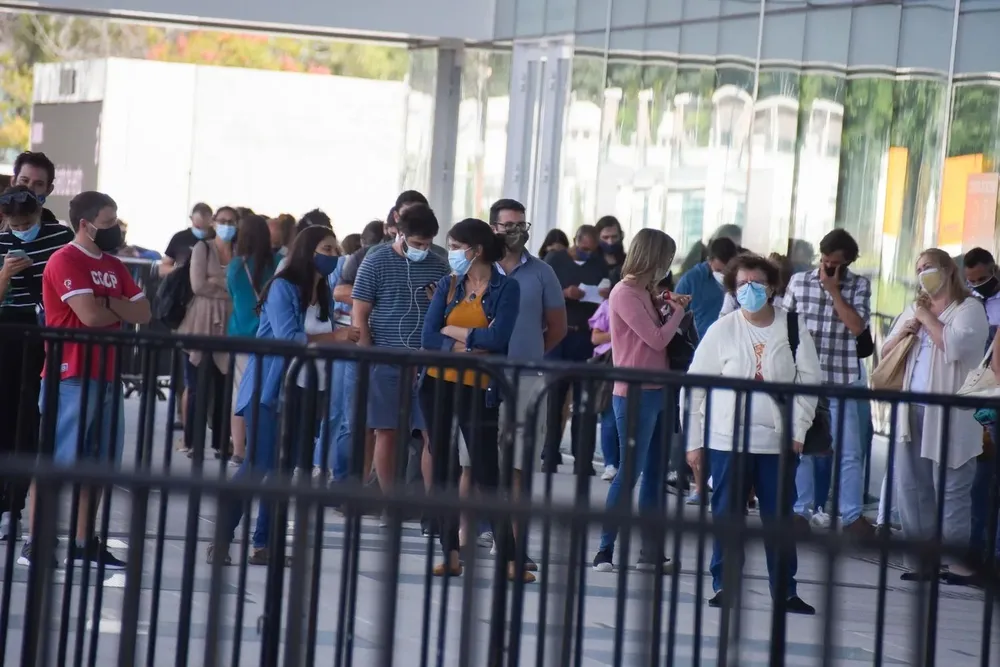 Filas para vacunarse en el ANTEL Arena