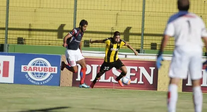 Hernán Petrik marcando a Jonathan Urretaviscaya en el Clausura 2015
