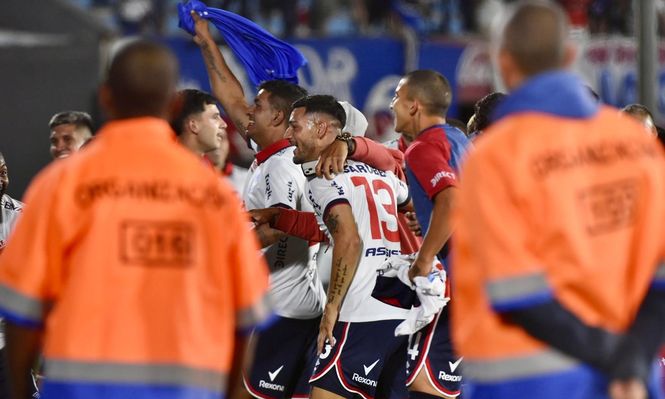 Festejo de Nacional tras ganar el clásico de la Supercopa