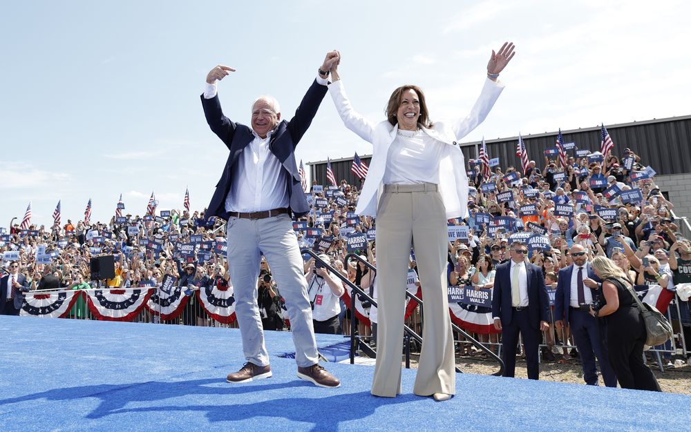 Kamala Harris y Tim Walz en un acto de campaña en Wisconsin el 7 de agosto