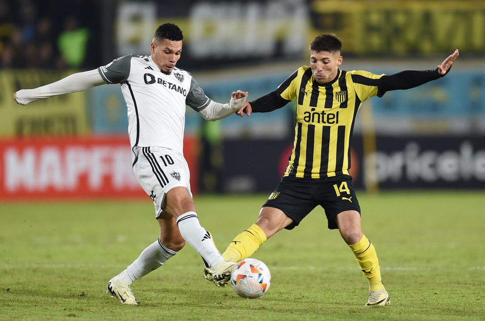 Paulinho y Damián García durante el gran triunfo de Peñarol frente a Atlético Mineiro