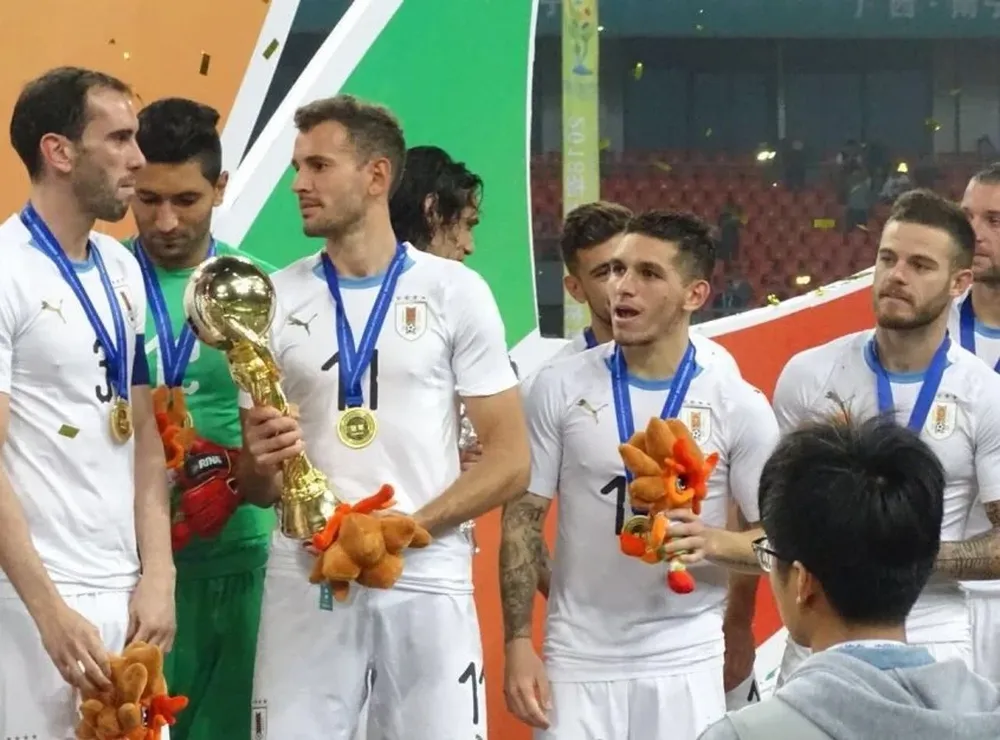 China Cup: Godín recibió el trofeo y se lo pasó a Stuani