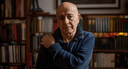 El escritor argentino, Hugo Mujica.