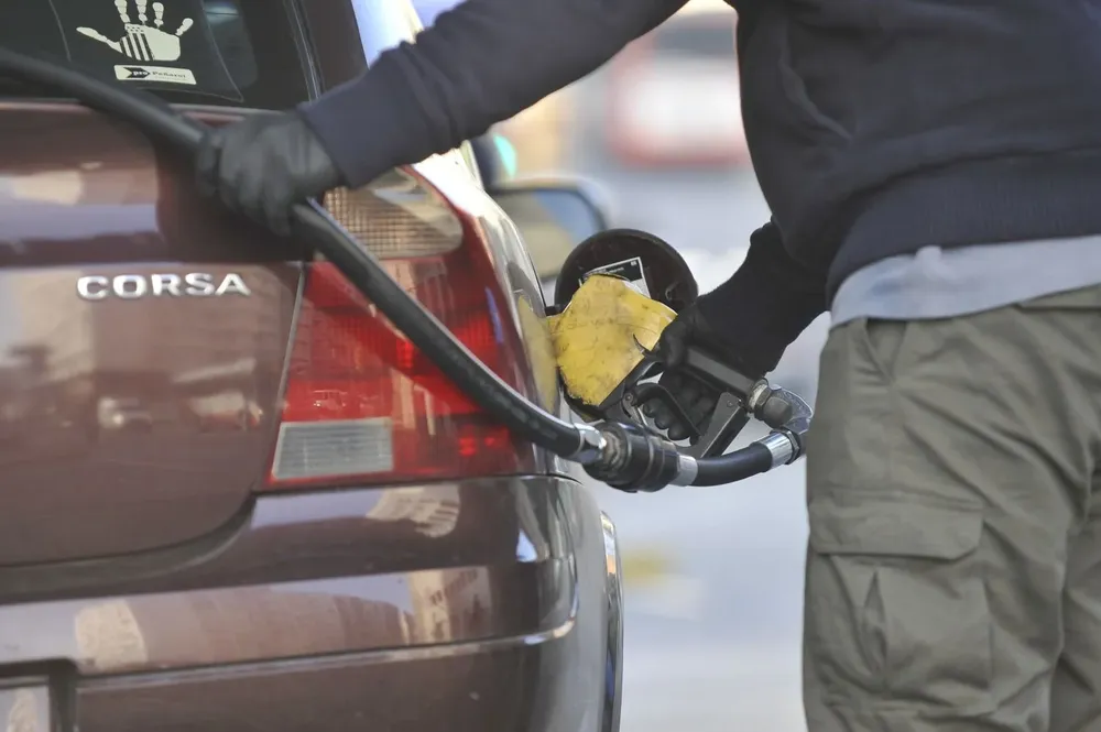 Luego de un aumento en junio de 2022, los combustibles bajaron su precio en dos oportunidades, una en setiembre y otra en octubre