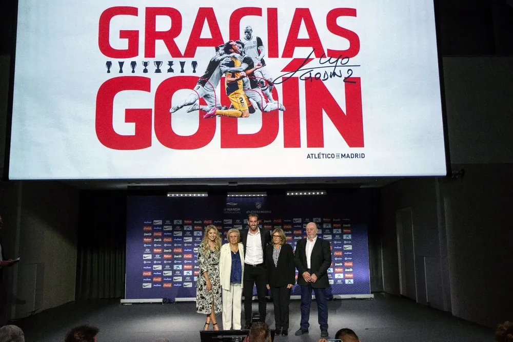 Godín junto a su familia