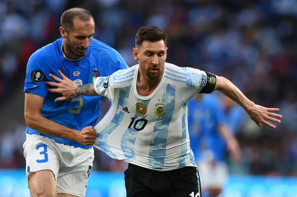 Chiellini no pudo con Messi