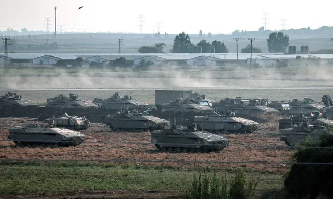 Blindados israelíes se concentran cerca de la ciudad de Ashkelon antes de la esperada ofensiva terrestre contra Gaza