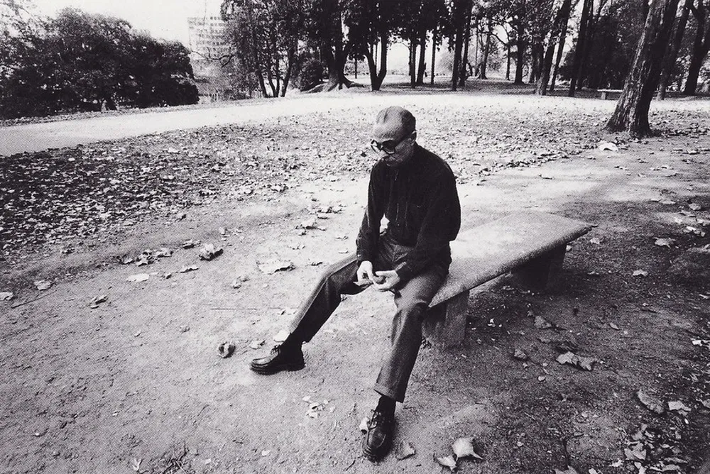 El autor en 1969, en un banco del Parque Lezama
