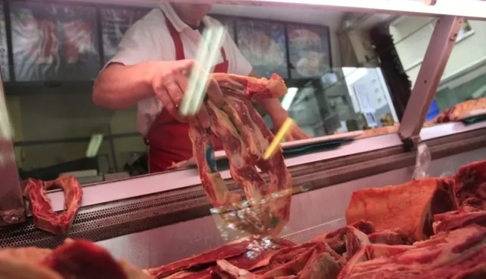 El precio del asado seguirá a $ 230 el kilo, por un mes más.